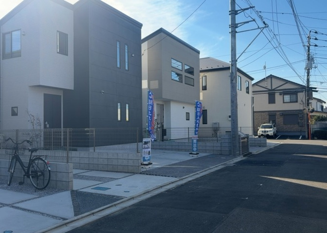 【前面道路含む現地写真】 | 北側が幅員4.5mの公道に面した整形地です。敷地面積は37.10坪（122.65平米）あり、車2台分の駐車スペースや庭も確保可能です。京王相模原線多摩境駅や横浜線橋本駅が利用できる利便性も魅力です。