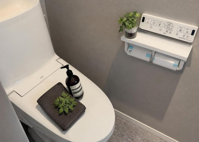 【トイレ】 | 快適な温水洗浄便座付きのトイレを1階と2階の合計2ヶ所に設置しています。朝の忙しい時間帯も混雑を避けられ安心です。お掃除しやすい清潔感のある内装で、ご家族みんなが快適に使用できる仕様です。
