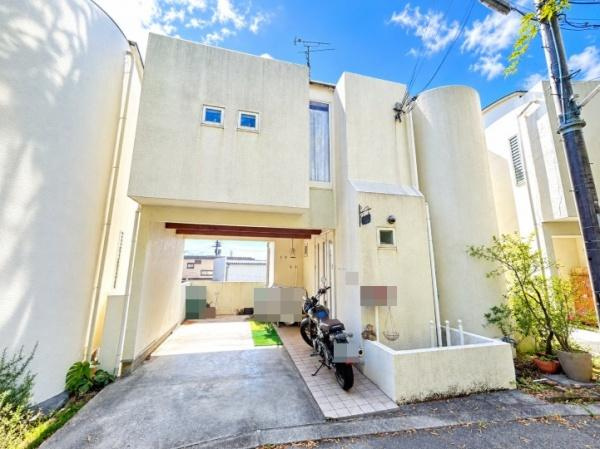 枚方市 村野本町　中古 一戸建ての外観|個性が光るスタイリッシュな外観が魅力のお住まい。雨の日の乗り降りにも便利なビルトインガレージ付き。ゆとりある駐車スペースが、毎日の暮らしに快適さをプラスします。