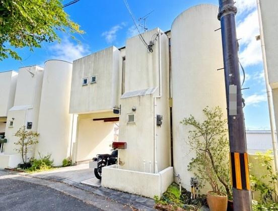 枚方市 村野本町　中古 一戸建てのその他|まるでデザイナーズ住宅のような、曲線美が印象的なスタイリッシュな外観。白を基調とした洗練された佇まいが魅力。写真だけでは伝わらない魅力を、ぜひ現地でご体感ください。お気軽にお問い合わせください。