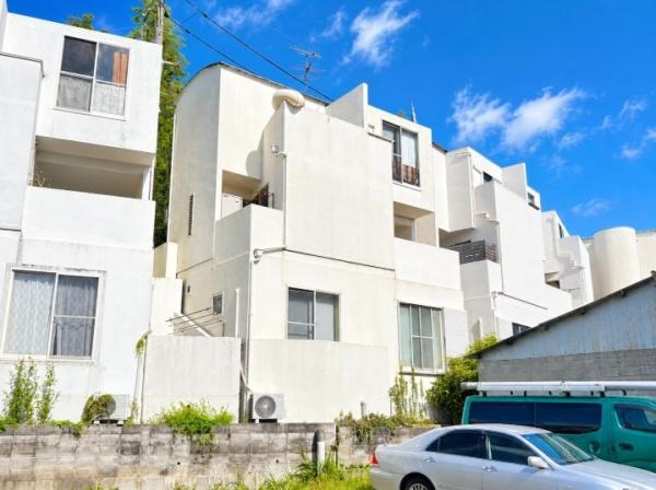 枚方市 村野本町　中古 一戸建てのその他|青空に映える美しいホワイトの外観が印象的。個性的なフォルムと立体感のあるデザインが、住まう喜びを演出します。こだわりを感じる素敵なお住まいを、ぜひ現地でご覧ください。ご見学予約受付中です。