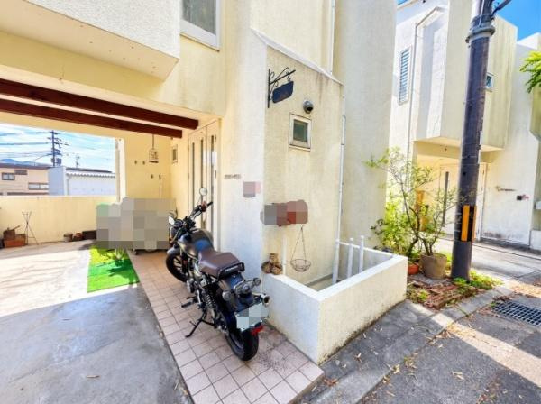 枚方市 村野本町　中古 一戸建てのその他|大切な愛車やバイクと過ごす時間が、もっと楽しくなるお住まい。雨の日にも嬉しい屋根付きの駐車スペースが魅力。趣味も暮らしも楽しみたい方におすすめです。ぜひ現地でご確認ください。