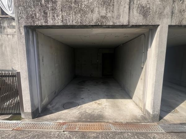 北葛城郡上牧町服部台１丁目の中古一戸建の駐車場|愛車の保管や趣味の空間に適したボックスガレージ。雨風をしっかり防ぎます。