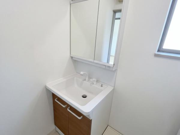 北葛城郡上牧町服部台１丁目の中古一戸建の独立洗面台|ＡＩによる残置物除去を行った画像を使用しています。