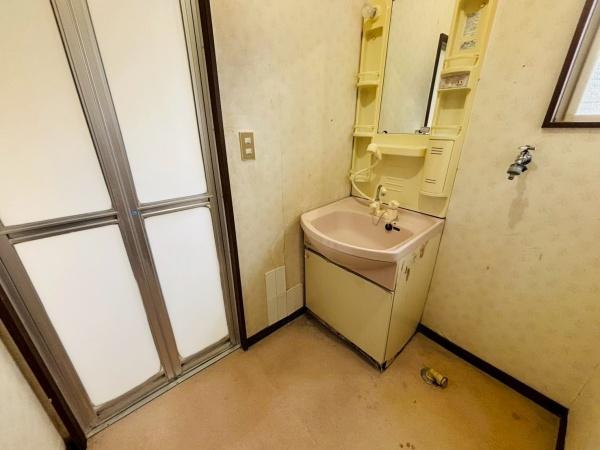 富里市七栄の中古一戸建の独立洗面台