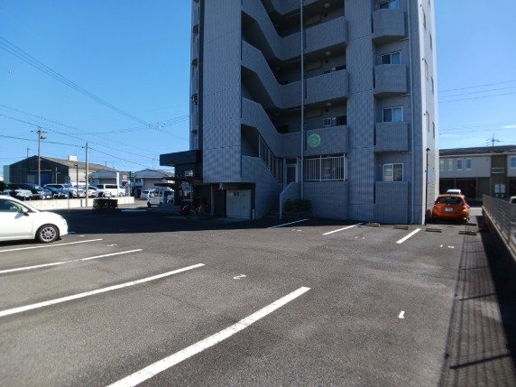 コンフォートスクエアの駐車場