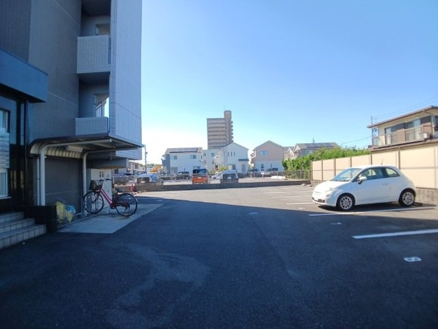 コンフォートスクエアの駐車場