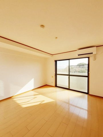 サン・アムール弐番館の居間・リビング