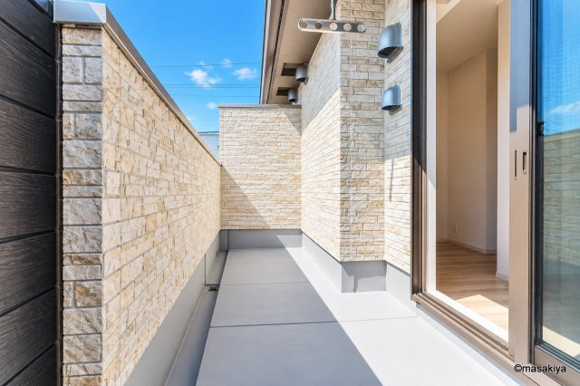 アマルコルドのバルコニー|写真は同じ建築会社の同タイプのものです。参考にご覧ください。