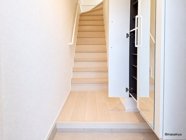 アマルコルドの玄関|写真は同じ建築会社の同タイプのものです。参考にご覧ください。