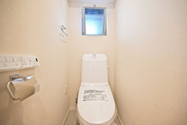 京橋第2コーポのトイレ|ウォシュレット付きのトイレは、毎日快適に使用できるうれしい設備。清潔感のある空間で、家族みんなが気持ちよく利用できます。日々の暮らしをより快適にサポートしてくれる、使い勝手の良いトイレスペースです。