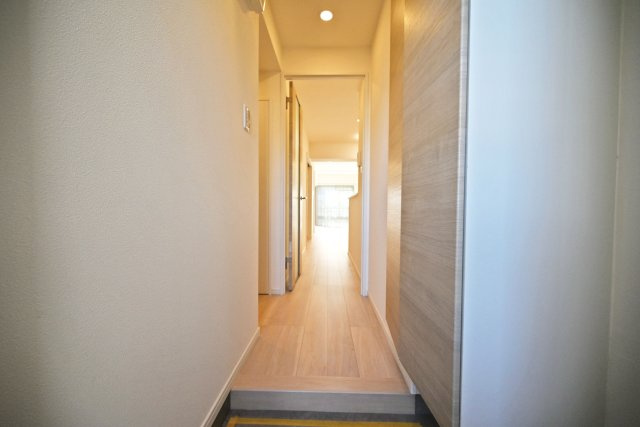 京橋第2コーポの収納|玄関には収納スペースを備えており、靴やお出かけ用品などをすっきり整理できます。散らかりがちな玄関周りをきれいに保ちやすく、家族みんなが使いやすい空間に。来客時にも気持ちよく迎えられる住まいです。