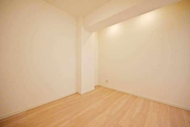 京橋第2コーポの子供部屋|洋室約4.5帖
キッチンの隣に位置する子供部屋は、お子様の様子を見守りやすい配置が魅力。勉強や遊びのスペースとして活用でき、家事をしながらも家族の気配を感じられる、子育て世帯にうれしい空間です。