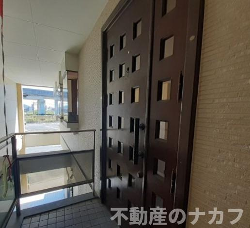 駅前ビルの玄関