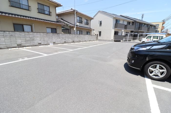 プリシア三門の駐車場