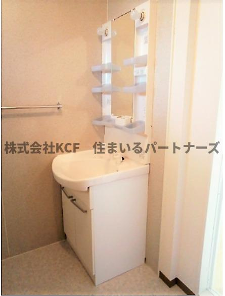 ヴェルドミールA棟の洗面所|明るい洗面所です