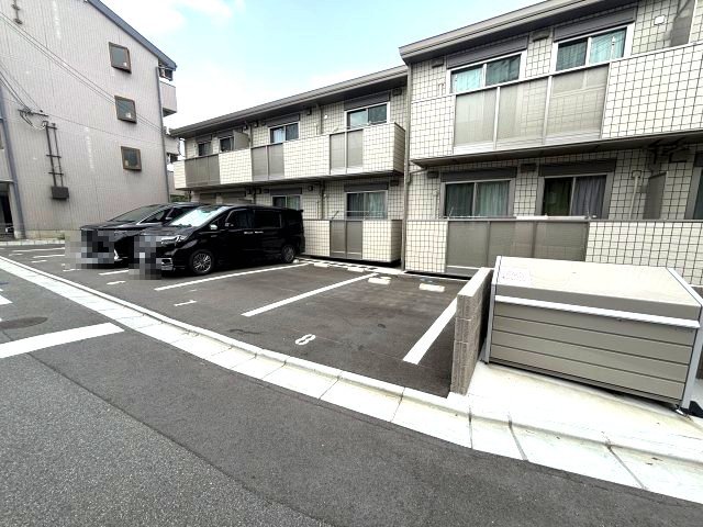 メゾン坂門ヶ原の駐車場