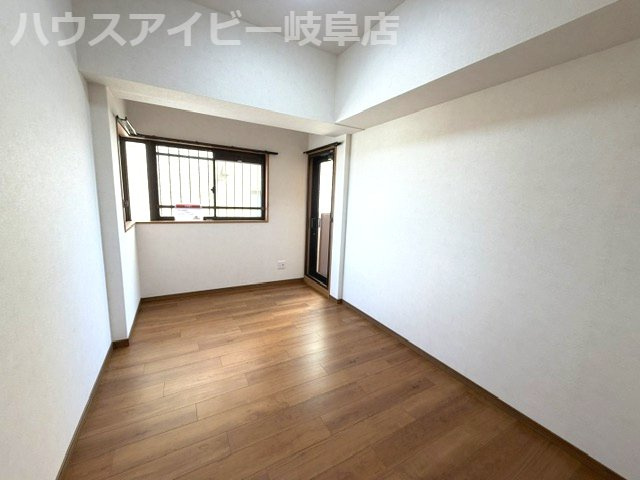 シャトレ愛松岐阜Ⅱ4階部分！南東角部屋　日当り・眺望良好です♪オートロック完備で安心！敷地内駐車場！の洋室|シャトレ愛松岐阜Ⅱ4階部分！南東角部屋　日当り・眺望良好です♪オートロック完備で安心！敷地内駐車場あり！