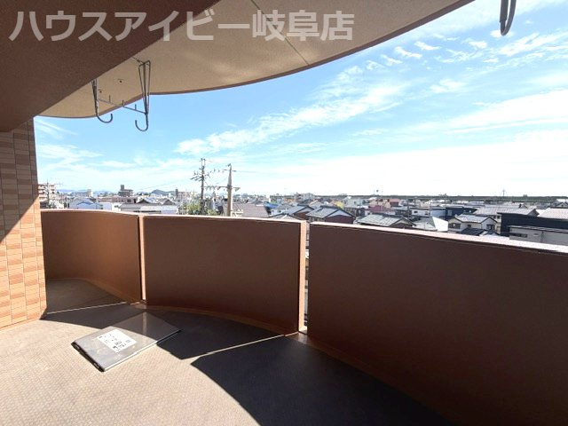 シャトレ愛松岐阜Ⅱ4階部分！南東角部屋　日当り・眺望良好です♪オートロック完備で安心！敷地内駐車場！のバルコニー|シャトレ愛松岐阜Ⅱ4階部分！南東角部屋　日当り・眺望良好です♪オートロック完備で安心！敷地内駐車場あり！
