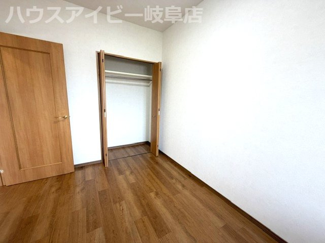 シャトレ愛松岐阜Ⅱ4階部分！南東角部屋　日当り・眺望良好です♪オートロック完備で安心！敷地内駐車場！の洋室|シャトレ愛松岐阜Ⅱ4階部分！南東角部屋　日当り・眺望良好です♪オートロック完備で安心！敷地内駐車場あり！