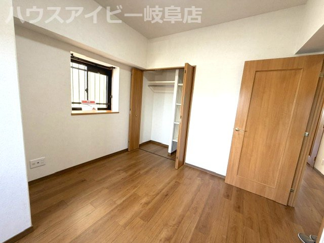 シャトレ愛松岐阜Ⅱ4階部分！南東角部屋　日当り・眺望良好です♪オートロック完備で安心！敷地内駐車場！の洋室|シャトレ愛松岐阜Ⅱ4階部分！南東角部屋　日当り・眺望良好です♪オートロック完備で安心！敷地内駐車場あり！