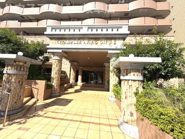 シャトレ愛松岐阜Ⅱ4階部分！南東角部屋　日当り・眺望良好です♪オートロック完備で安心！敷地内駐車場！のエントランス|シャトレ愛松岐阜Ⅱ4階部分！南東角部屋　日当り・眺望良好です♪オートロック完備で安心！敷地内駐車場あり！
