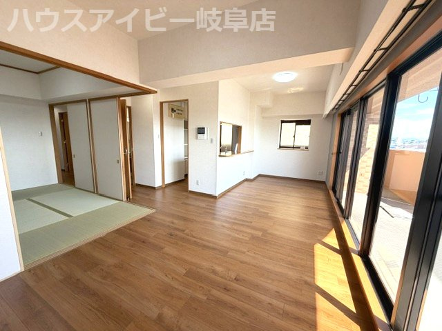 シャトレ愛松岐阜Ⅱ4階部分！南東角部屋　日当り・眺望良好です♪オートロック完備で安心！敷地内駐車場！の居間・リビング|シャトレ愛松岐阜Ⅱ4階部分！南東角部屋　日当り・眺望良好です♪オートロック完備で安心！敷地内駐車場あり！