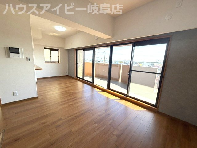 シャトレ愛松岐阜Ⅱ4階部分！南東角部屋　日当り・眺望良好です♪オートロック完備で安心！敷地内駐車場！の居間・リビング|シャトレ愛松岐阜Ⅱ4階部分！南東角部屋　日当り・眺望良好です♪オートロック完備で安心！敷地内駐車場あり！