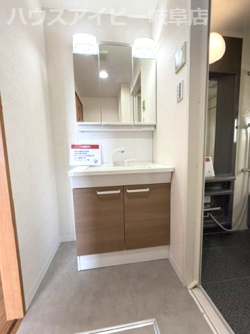 シャトレ愛松岐阜Ⅱ4階部分！南東角部屋　日当り・眺望良好です♪オートロック完備で安心！敷地内駐車場！の独立洗面台|シャトレ愛松岐阜Ⅱ4階部分！南東角部屋　日当り・眺望良好です♪オートロック完備で安心！敷地内駐車場あり！