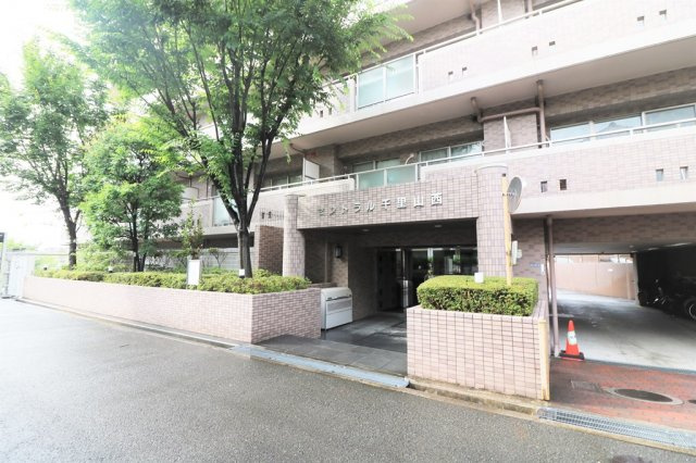 セントラル千里山西のエントランス