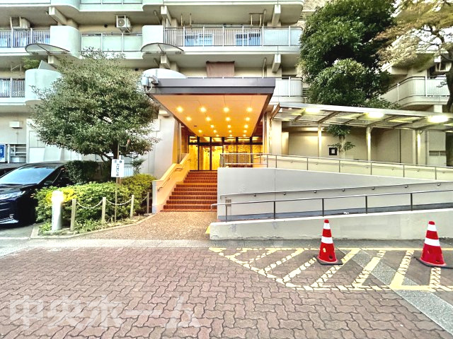 清新中央ハイツ6号棟のエントランス|【エントランス】マンションのエントランスは、その物件の印象を決める、顔とも言える場所です。毎日通る場所ですからきれいなのが一番です。