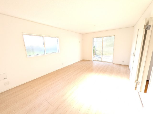 守谷市本町　第12　新築戸建て　1号棟の居間・リビング|居心地の良いデザインと機能性を両立。ご友人を招いたり、趣味を楽しんだり、様々なシーンで活躍する団らんの中心地です。