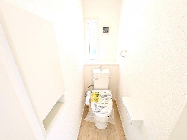 守谷市本町　第12　新築戸建て　1号棟のトイレ|少ない水でもパワフルに洗浄する節水設計。清潔さと機能性を両立させた、毎日気持ち良く使えるトイレ空間です。