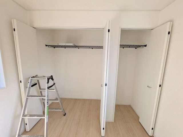 守谷市本町　第12　新築戸建て　2号棟の収納|大容量のクローゼットを完備。衣類から季節家電までスッキリ片付き、空間を有効活用できます。