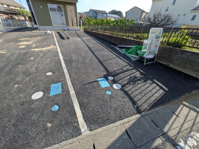 守谷市本町　第12　新築戸建て　2号棟の駐車場|駐車2台可能で、出し入れしやすいゆとりのカースペース。
月々の駐車場代が不要な点も大きな魅力です。