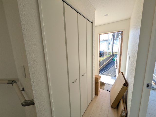 守谷市本町　第12　新築戸建て　2号棟の玄関|家族全員の靴がスッキリ片付く大容量シューズボックス完備。お客様を気持ちよく迎えられる、明るく清潔感あふれる玄関です。