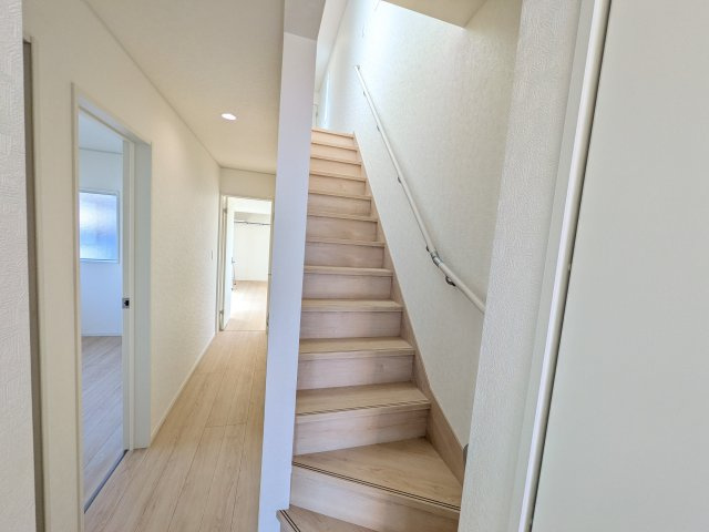 守谷市本町　第12　新築戸建て　2号棟の内装|窓付きで明るい階段は、手すり付きでお子様からご年配の方まで安心して上り下りができます♪