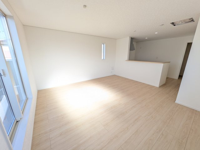 守谷市本町　第12　新築戸建て　2号棟の居間・リビング|居心地の良いデザインと機能性を両立。ご友人を招いたり、趣味を楽しんだり、様々なシーンで活躍する団らんの中心地です。