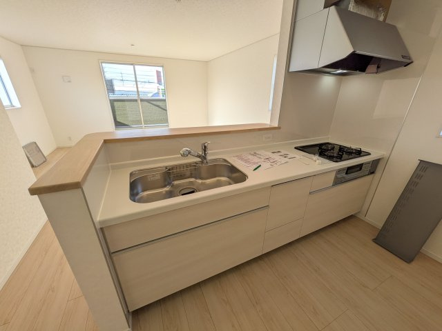 守谷市本町　第12　新築戸建て　2号棟のキッチン|対面式カウンターでリビングとの一体感を演出。使いやすい動線と豊富な収納で、毎日の料理時間も快適に過ごせます。