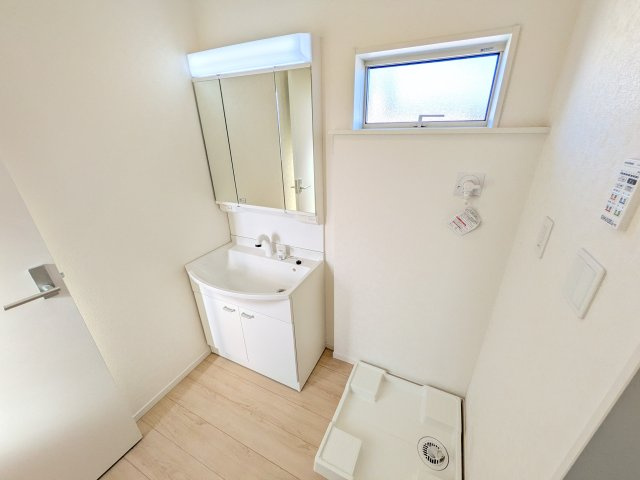守谷市本町　第12　新築戸建て　2号棟の独立洗面台|三面鏡の洗面化粧台はミラー扉の内側がすべて収納スペースになっており、収納力も魅力的です♪
ボックスティッシュも収納可能で、可変トレイは収納物に応じて高さ調整ができます！
取り外して洗えるので清潔です♪