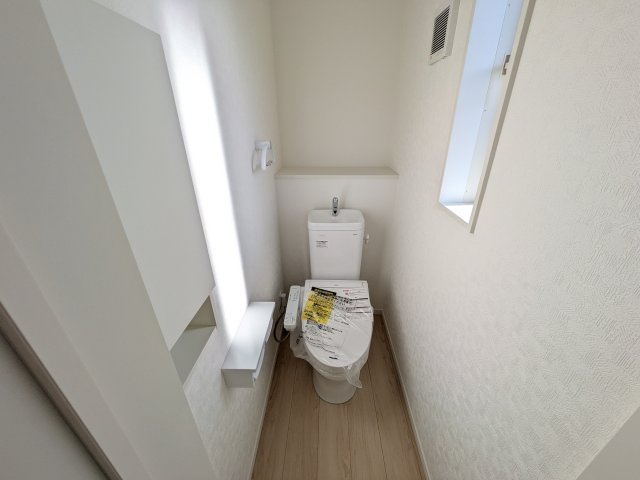 守谷市本町　第12　新築戸建て　2号棟のトイレ|少ない水でもパワフルに洗浄する節水設計。清潔さと機能性を両立させた、毎日気持ち良く使えるトイレ空間です。
