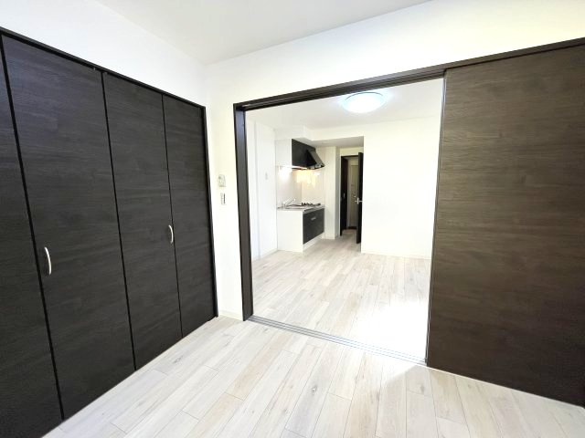 ジーメゾン寝屋川秦町ルシェールの洋室