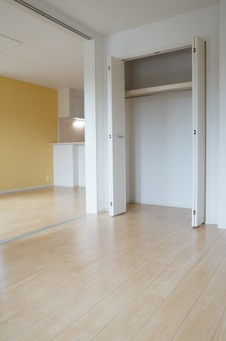 ＣＲＯＷＮ　ＶＩＬＬＡ　Ⅲの内装|明るい色調の室内です
