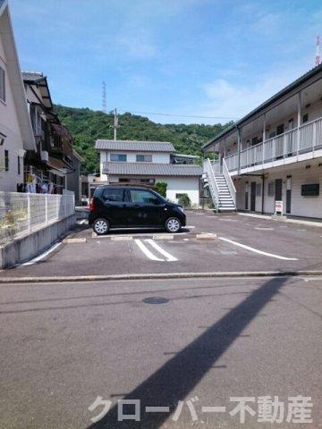 宇多津町新開アパートの駐車場
