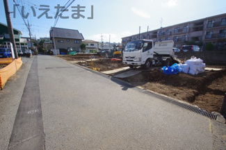 【前面道路含む現地写真】 | 【仲介手数料無料！！】日野市南平3丁目　新築戸建て（全3棟）C号棟　5190万円 | 令和8年10月15日撮影