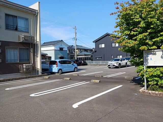 サン・ビレッジ・西方　Ⅱの駐車場