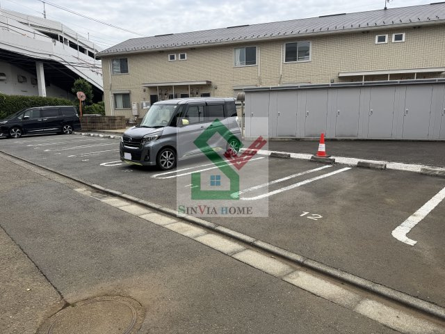 グリーンハイツ下里の駐車場