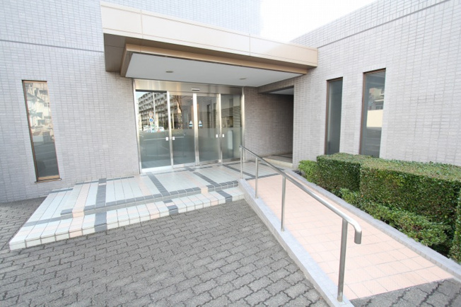 【エントランス】 | 志木南パーク・ホームズ　(丸井志木店) | スロープを備えたバリアフリー設計のエントランス。ベビーカーやキャリーケースの移動もしやすく、幅広い世代に配慮された設計です。