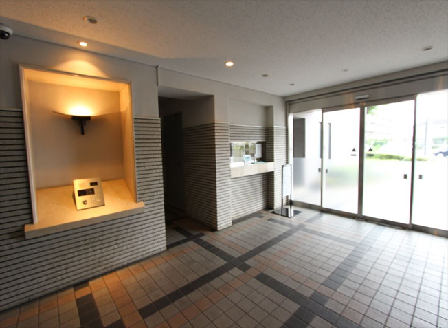 【エントランス】 | 志木南パーク・ホームズ　(丸井志木店) | オートロック付きで防犯面にも配慮。落ち着いた色調でまとめられたエントランスホールが、住まう方や訪れる方を上品に迎えます。