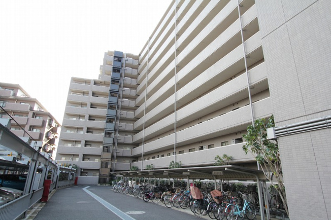 【その他共用部分】 | 志木南パーク・ホームズ　(丸井志木店) | 屋根付き駐輪場を備えた敷地内。共用部まで丁寧に管理されており、快適なマンションライフを支える住環境が整っています。